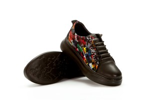 Дамски ежедневни обувки Ernesta черни с цветен принт