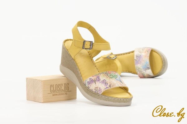 Дамски сандали на платформа Jakky жълти с цветен принт