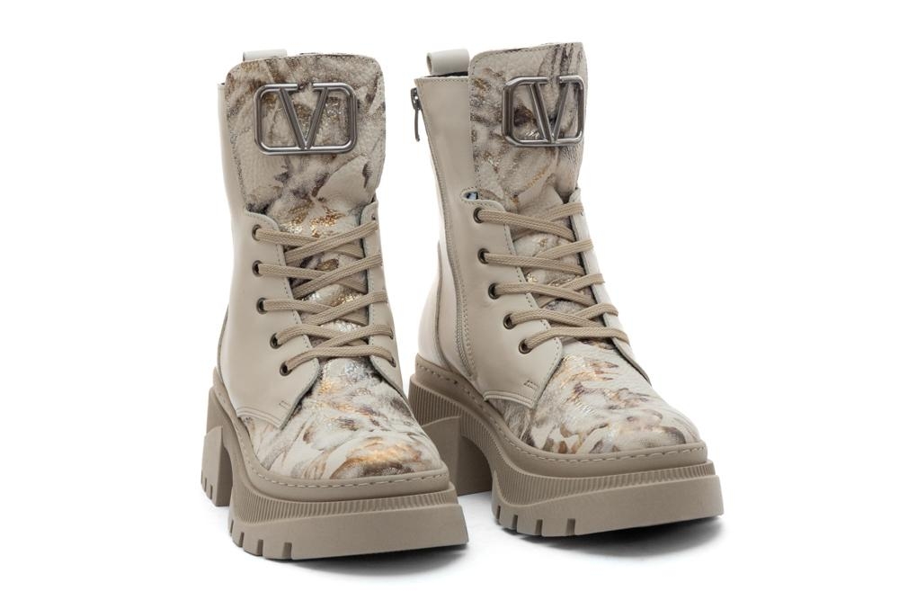 Дамски ежедневни боти Saliya бежови с принт орхидея