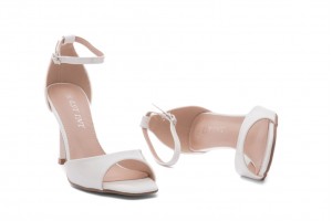 Дамски сандали на ток Elia бели